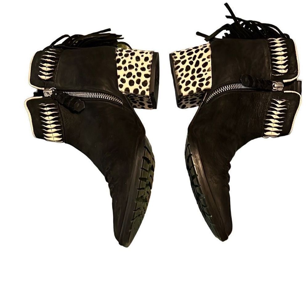 Donald Pliner signature ankle boots with spotted heel size 5